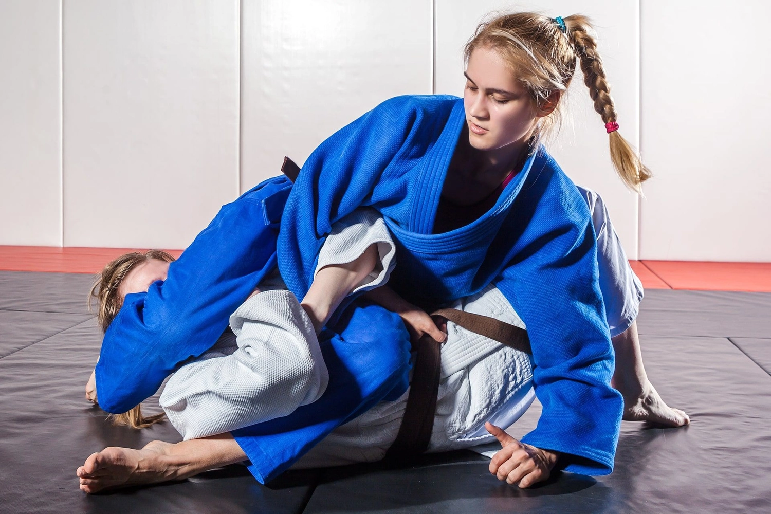 Atrium Sports e.V. - Kampfsport und Fitness - zwei Personen üben brasilianisches Jiu-Jitsu (BJJ) oder Judo-Bodenkampf