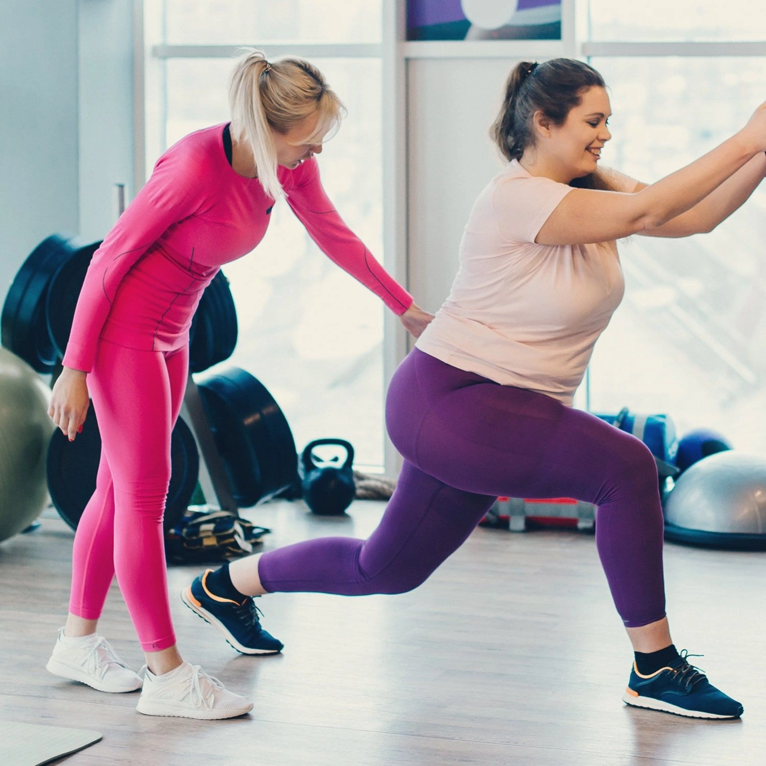Atrium Sports e.V. – Kampfsport und Fitness – Das Bild zeigt höchstwahrscheinlich Taekwondo, wie die hohe Tritttechnik und die weiße Uniform vermuten lassen.