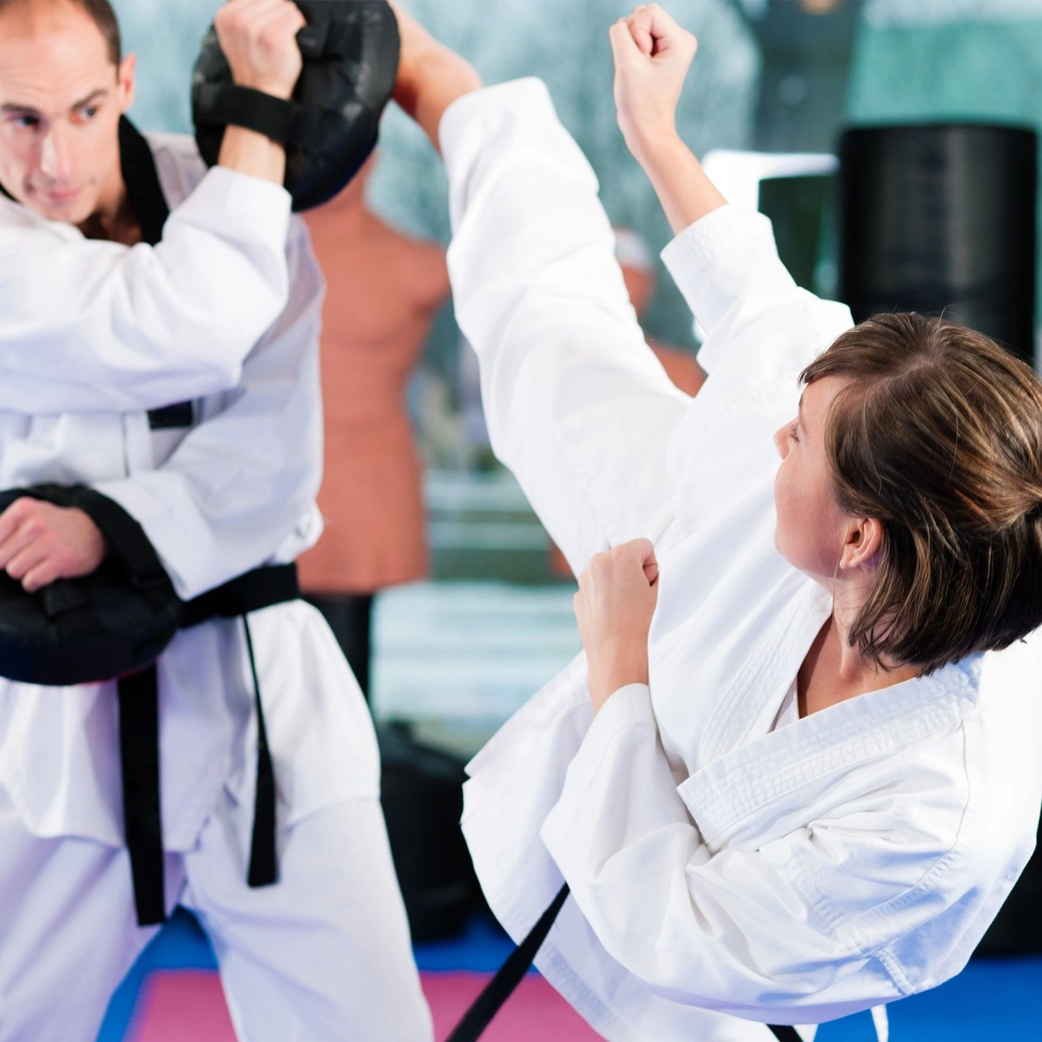 Atrium Sports e.V. – Kampfsport und Fitness – Das Bild zeigt höchstwahrscheinlich Taekwondo, wie die hohe Tritttechnik und die weiße Uniform vermuten lassen.