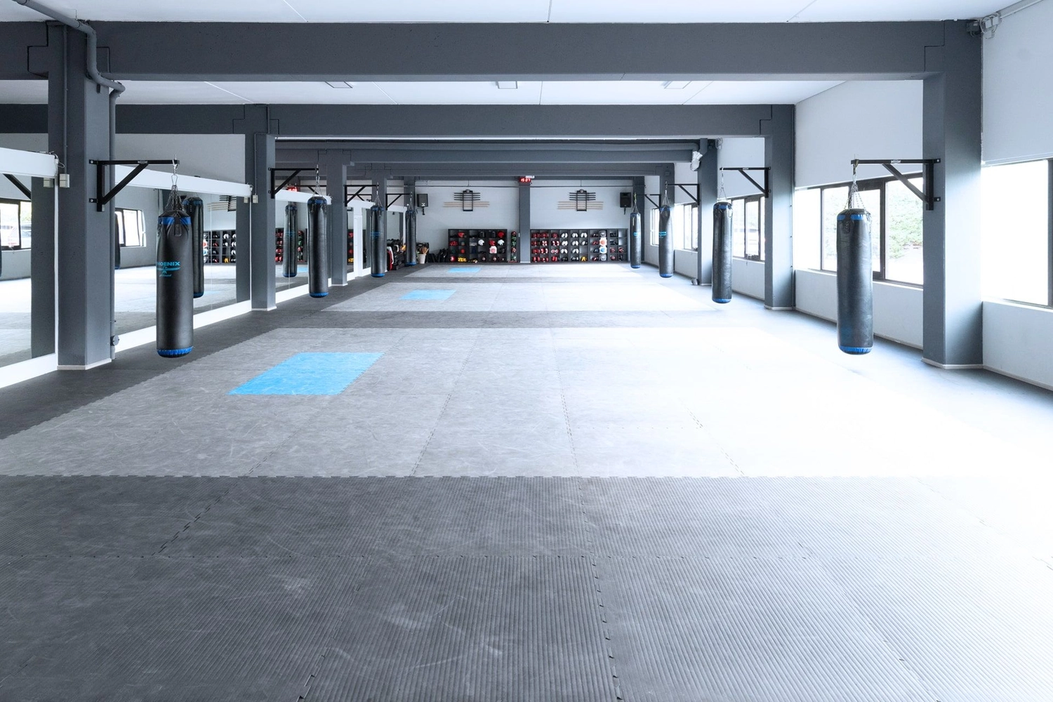 Atrium Sports e.V. – Kampfsport und Fitness – Innenansicht eines MMA- und Fitnessstudios, vermutlich in Karatschi, Pakistan