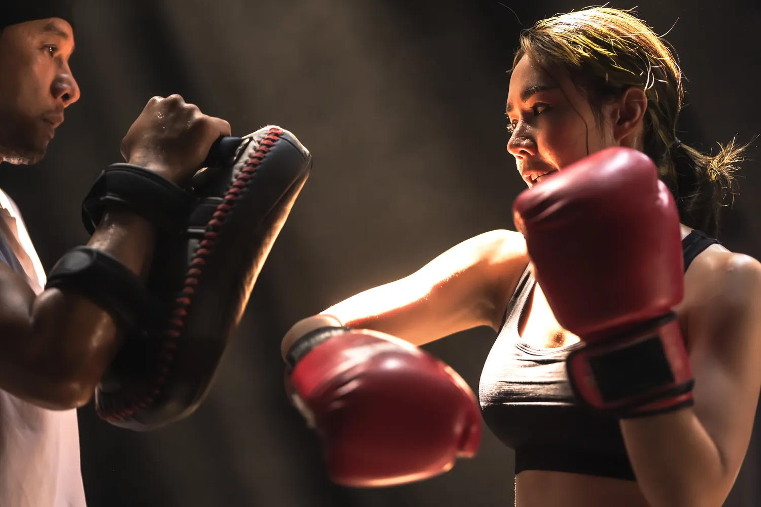 Atrium Sports e.V. - Kampfsport und Fitness - Muaythai-Boxerin trainiert Thaiboxen mit männlichem Trainer