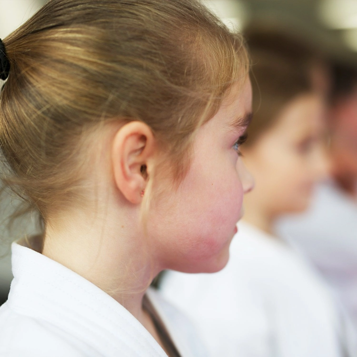 Atrium Sports e.V. - Kampfsport und Fitness - ein junger Mensch in einer Kampfsportuniform, bekannt als Gi